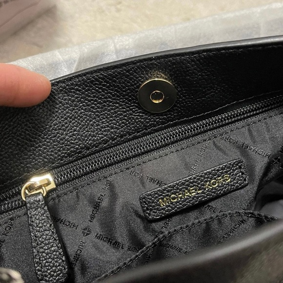 NWT Michael Kors Nicole Medium Pebbled Leather Shoulder Bag In Black Color - Picture 8 of 12